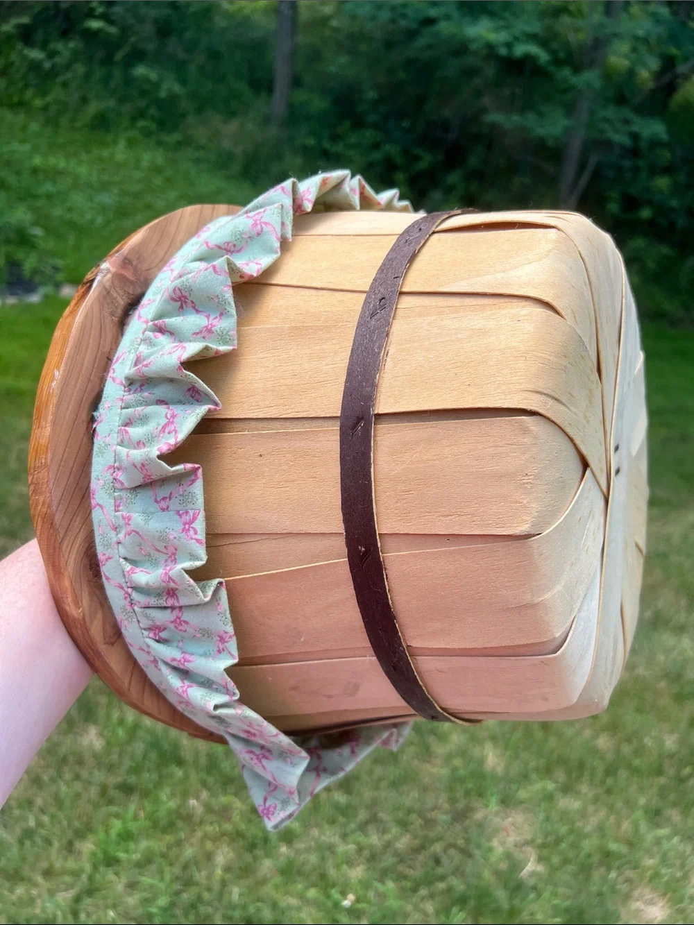 VTG Pink Bow Fabric Ruffle Edge Lined Wooden Sewing Basket / Knitting Storage